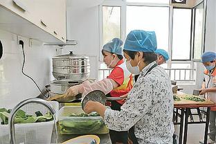 田径铁饼赛场惊现两只“哈基米” 是世界首次使用电子狗运送铁饼